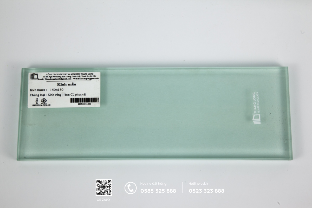 giá kính cường lực mờ