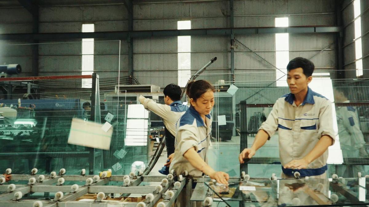 Cắt kính cường lực 3mm tại nhà máy thăng long