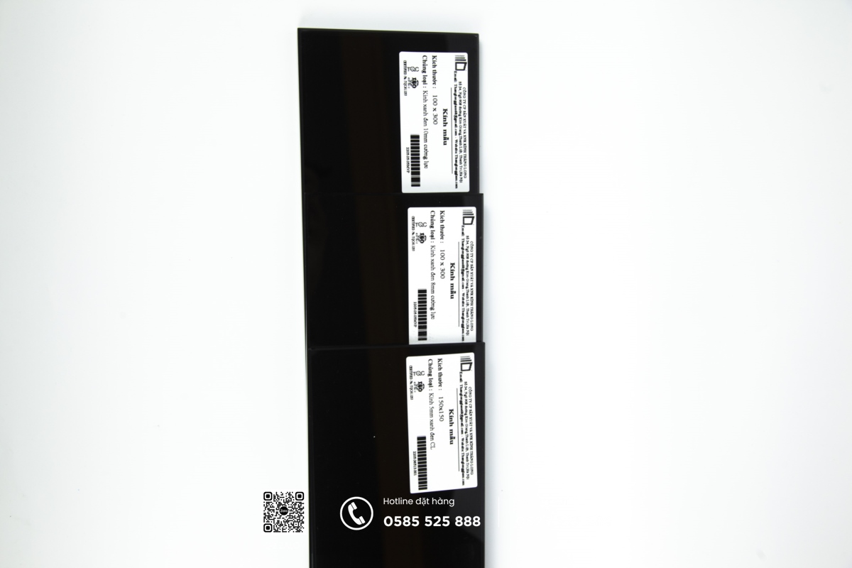 giá kính màu xanh đen