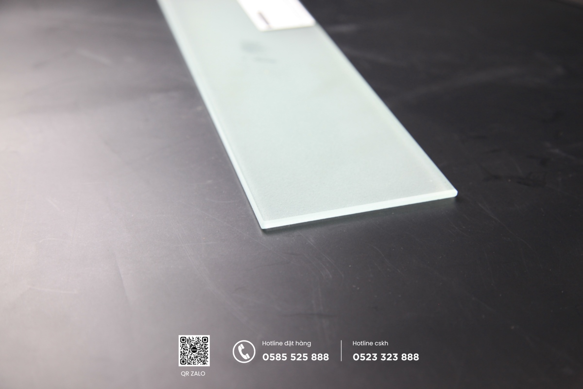 giá kính cường lực mờ