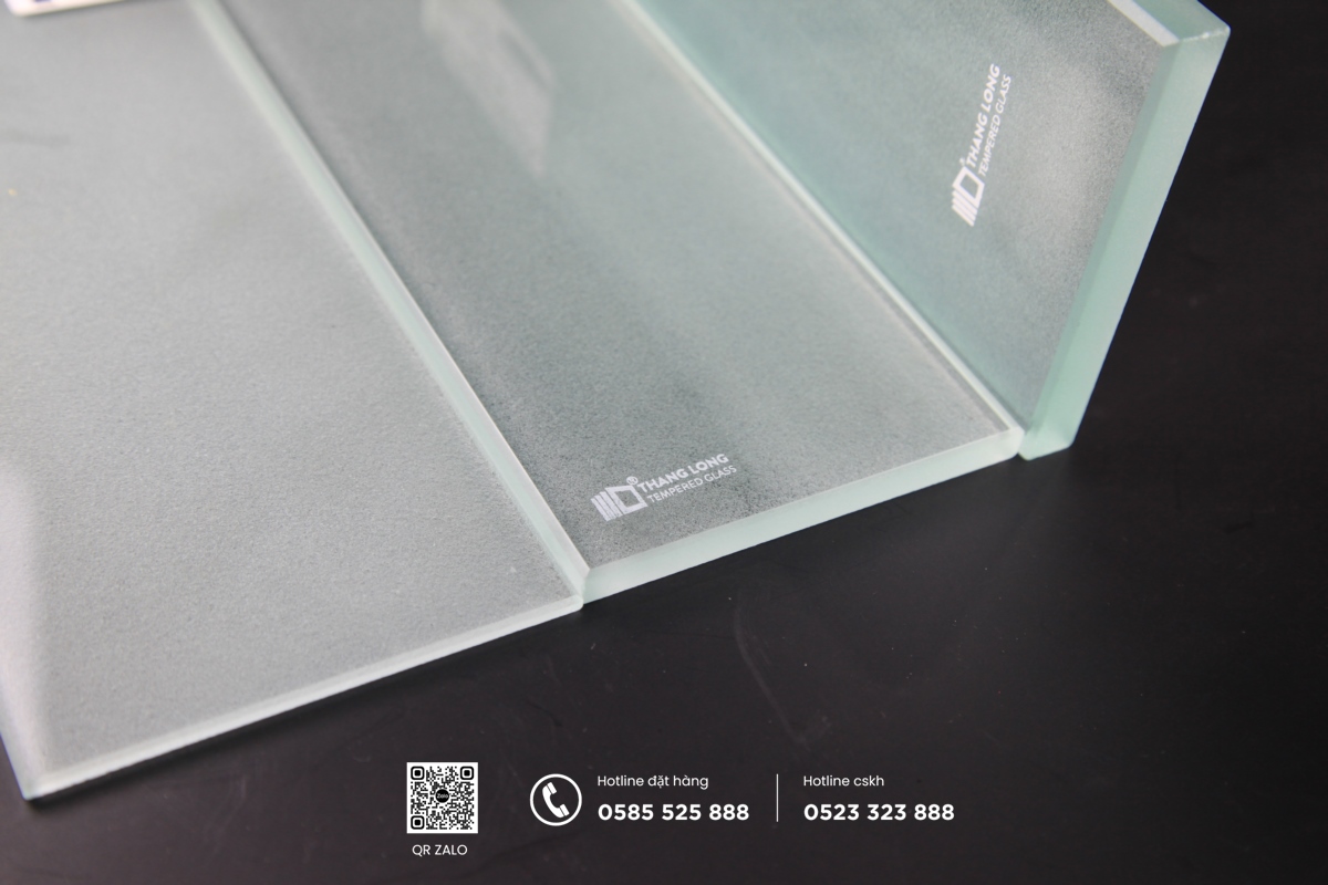 giá kính cường lực phun cát