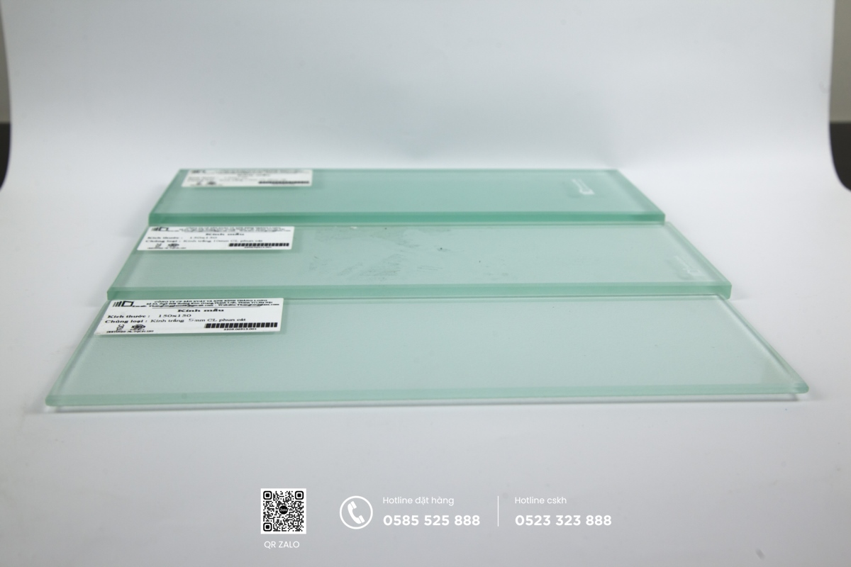 giá kính cường lực