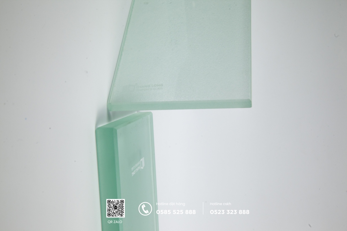 giá kính cường lực khổ lớn