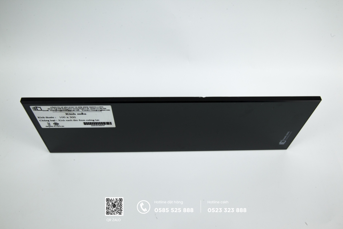 giá kính cường lực màu xanh đen 8ly